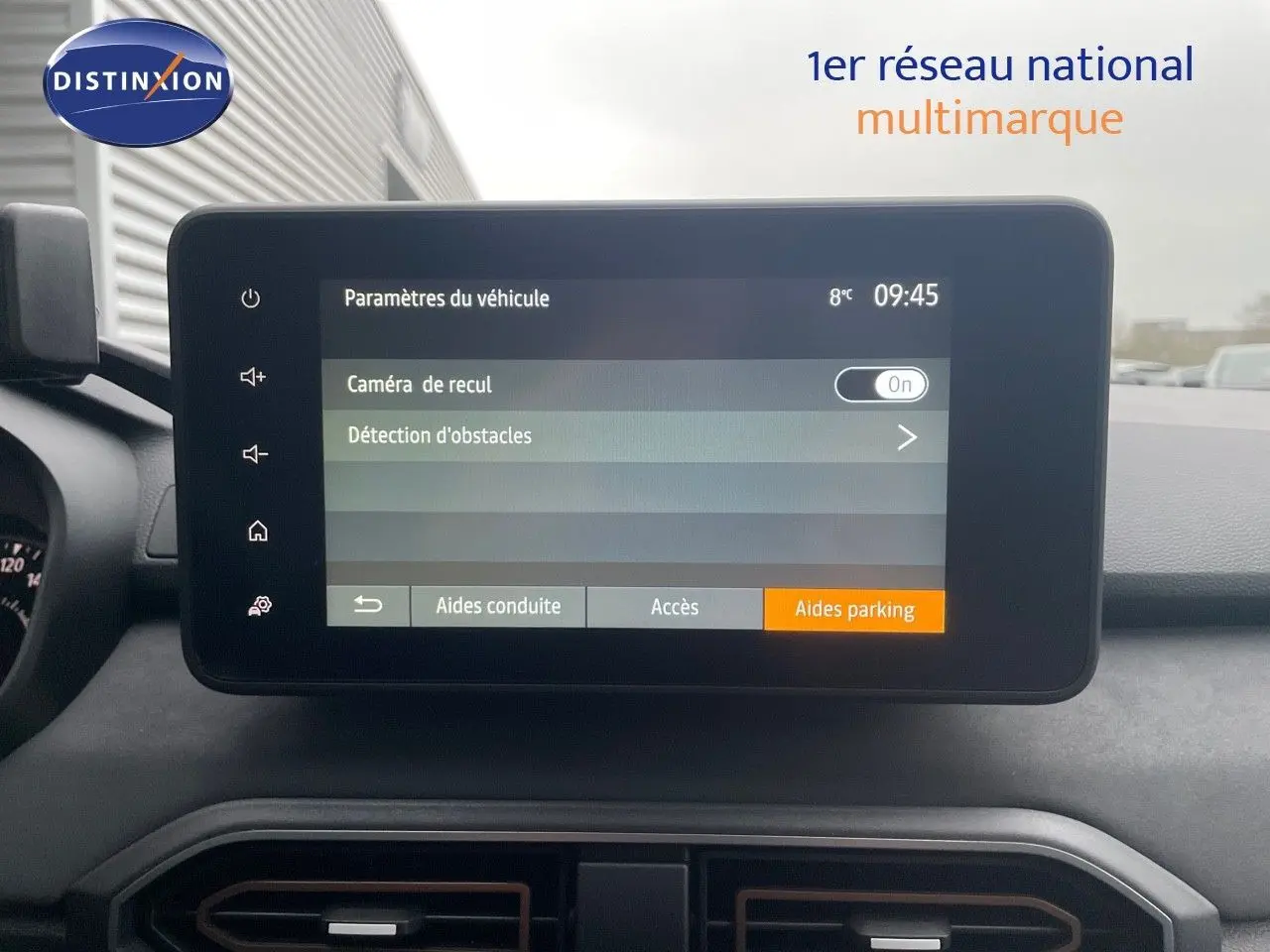 Écran tactile intérieur du Dacia Jogger 2026 affichant les paramètres d’aide au stationnement.