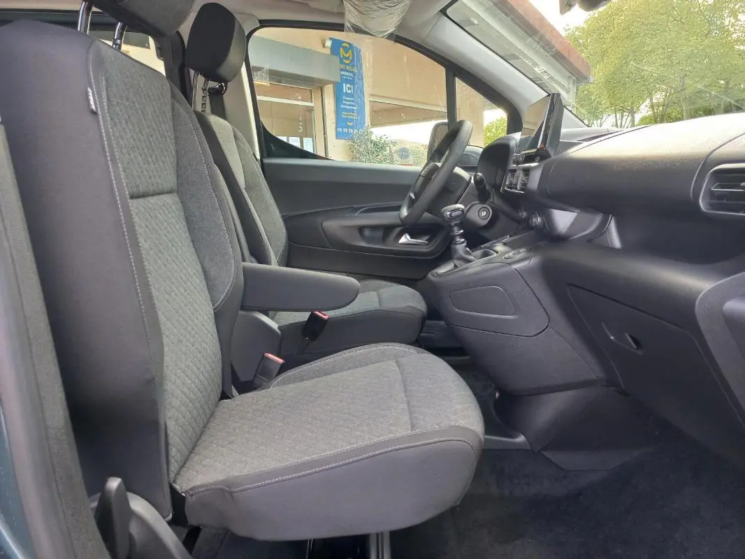 Vue intérieure côté gauche de l’Opel Combo Life Elegance M 2025, sièges gris et tableau de bord moderne.