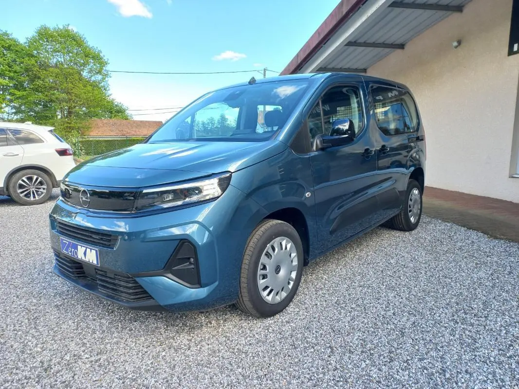 Opel Combo LIFE Elegance M bleu Diesel 2025 en 3/4 avant droit, avec calandre noire et jantes acier.