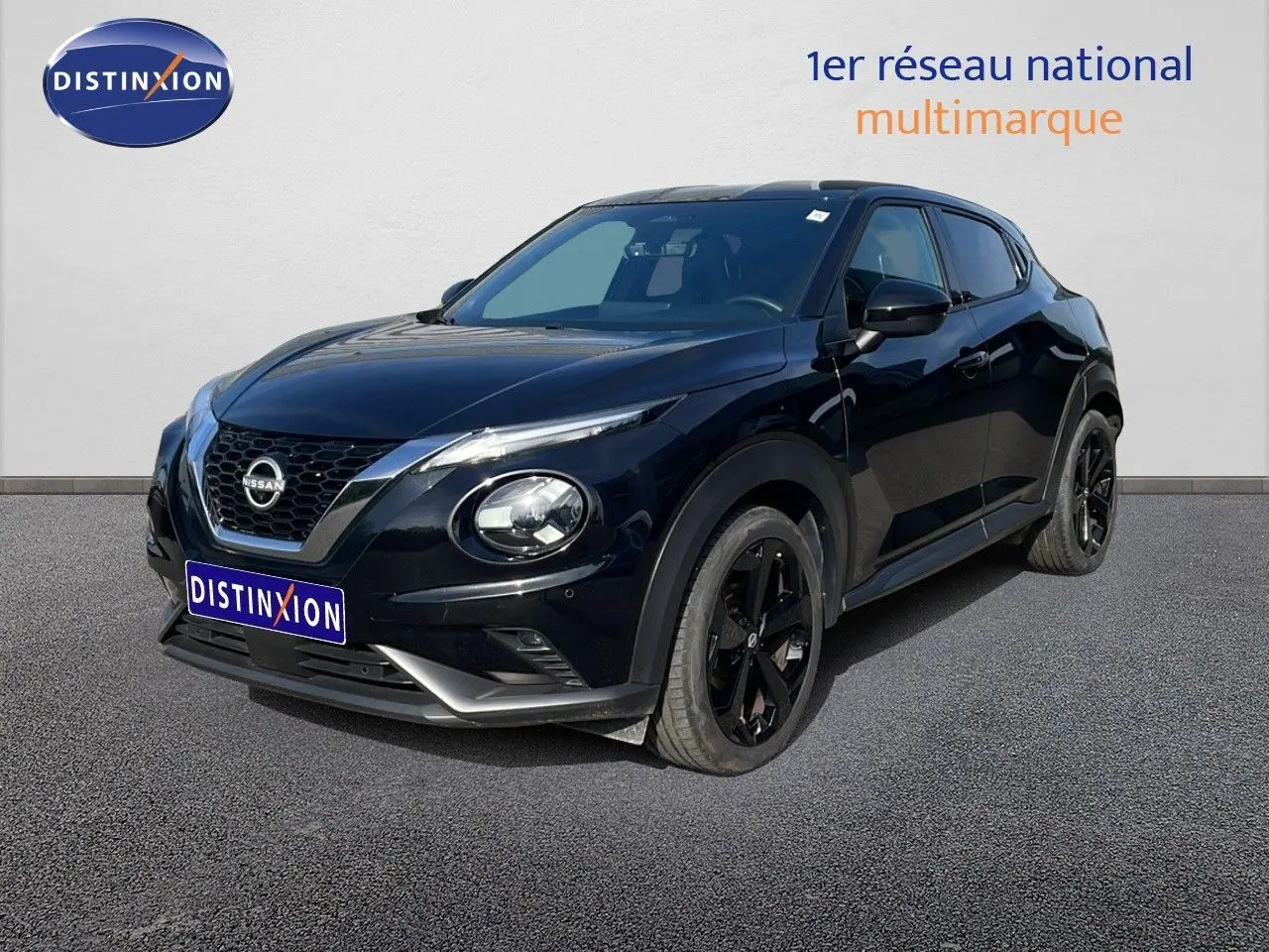 Nissan Juke 2025 noir Kuro Metal en 3/4 avant droit, avec jantes noires et calandre distinctive V-Motion.