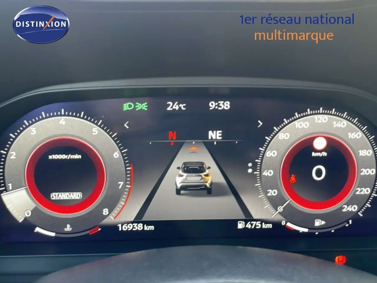 Vue du tableau de bord numérique du Nissan Juke 2025 noir, affichant compte-tours, vitesse et informations de conduite.