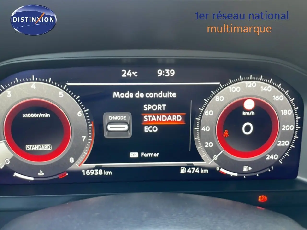 Tableau de bord numérique du Nissan Juke noir, affichant le mode de conduite standard à 9h39, 24°C.