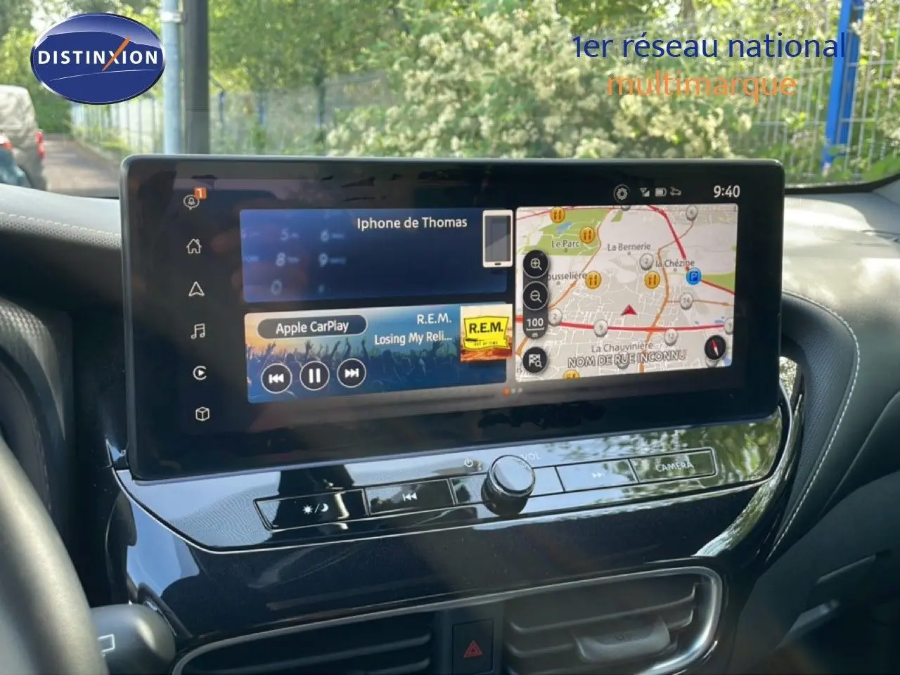 Écran tactile central du Nissan Juke 2025 noir, affichant navigation GPS et interface Apple CarPlay.