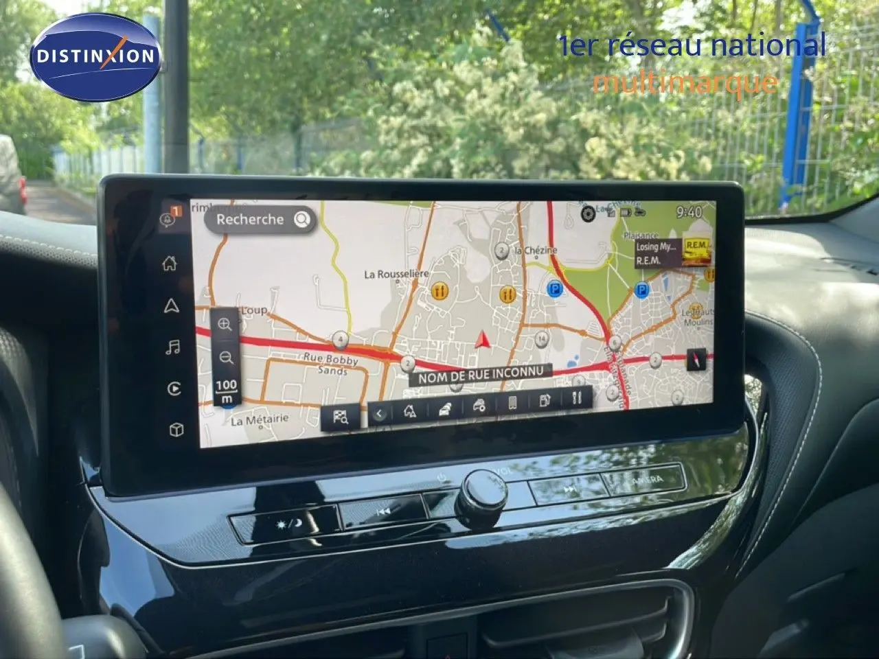 Vue intérieure du tableau de bord du Nissan Juke 2025 noir Kuro Metal, avec écran tactile affichant la navigation GPS.