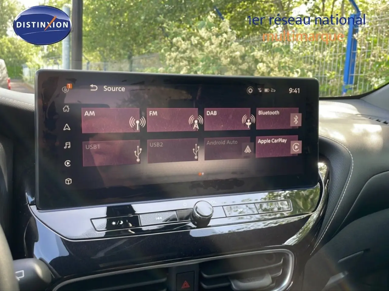 Vue rapprochée de l’écran tactile central du Nissan Juke noir Kuro Metal 2025, affichant les options multimédias.