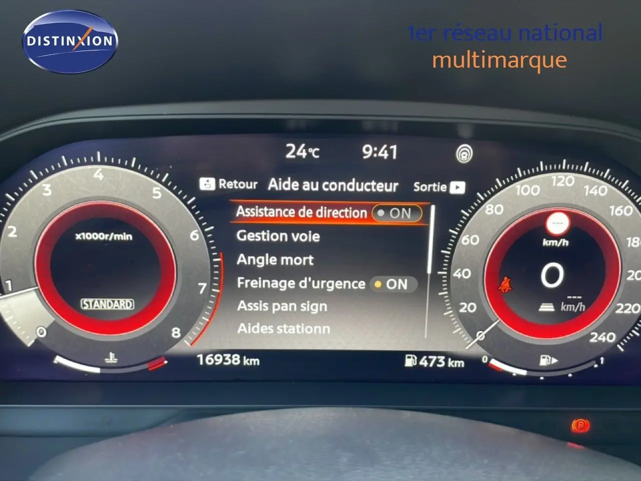 Tableau de bord numérique du Nissan Juke 2025, affichant les aides à la conduite et compteurs en vue frontale.