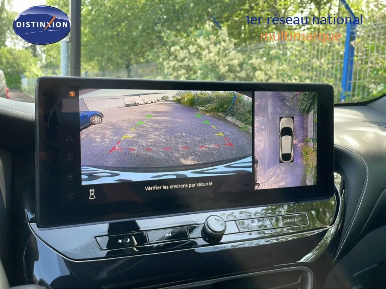Vue intérieure du tableau de bord du Nissan Juke noir Kuro Metal 2025, écran affichant la caméra de recul et vue à 360°