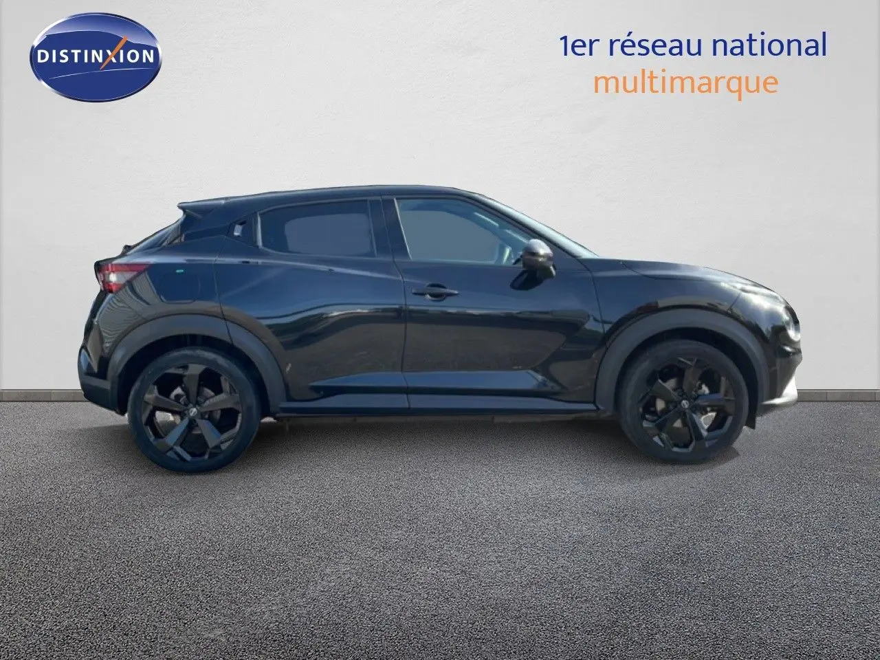 Profil côté gauche du Nissan Juke 2025 noir Kuro Metal avec jantes noires et lignes dynamiques visibles.