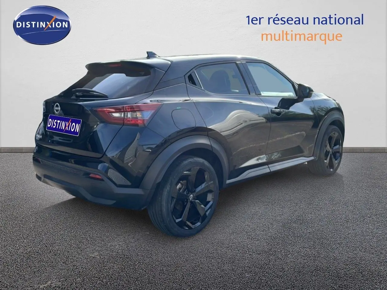 Nissan Juke 2025 noir Kuro Metal en 3/4 arrière droit, avec jantes noires et lignes sculptées distinctives.