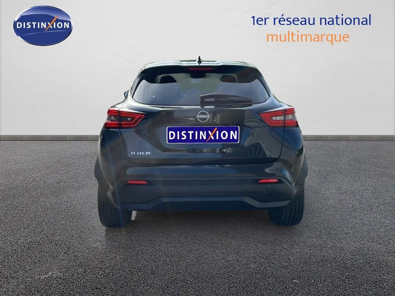 Vue arrière d'un Nissan Juke noir Kuro Metal 2025, soulignant ses feux arrière LED et son design compact.