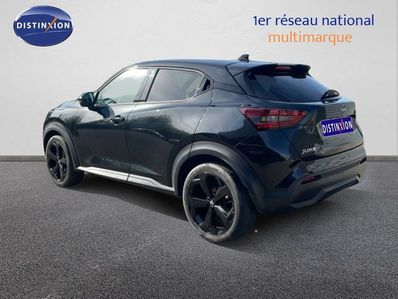 Vue 3/4 arrière droite du Nissan Juke noir Kuro Metal 2025 avec jantes noires et vitres teintées.