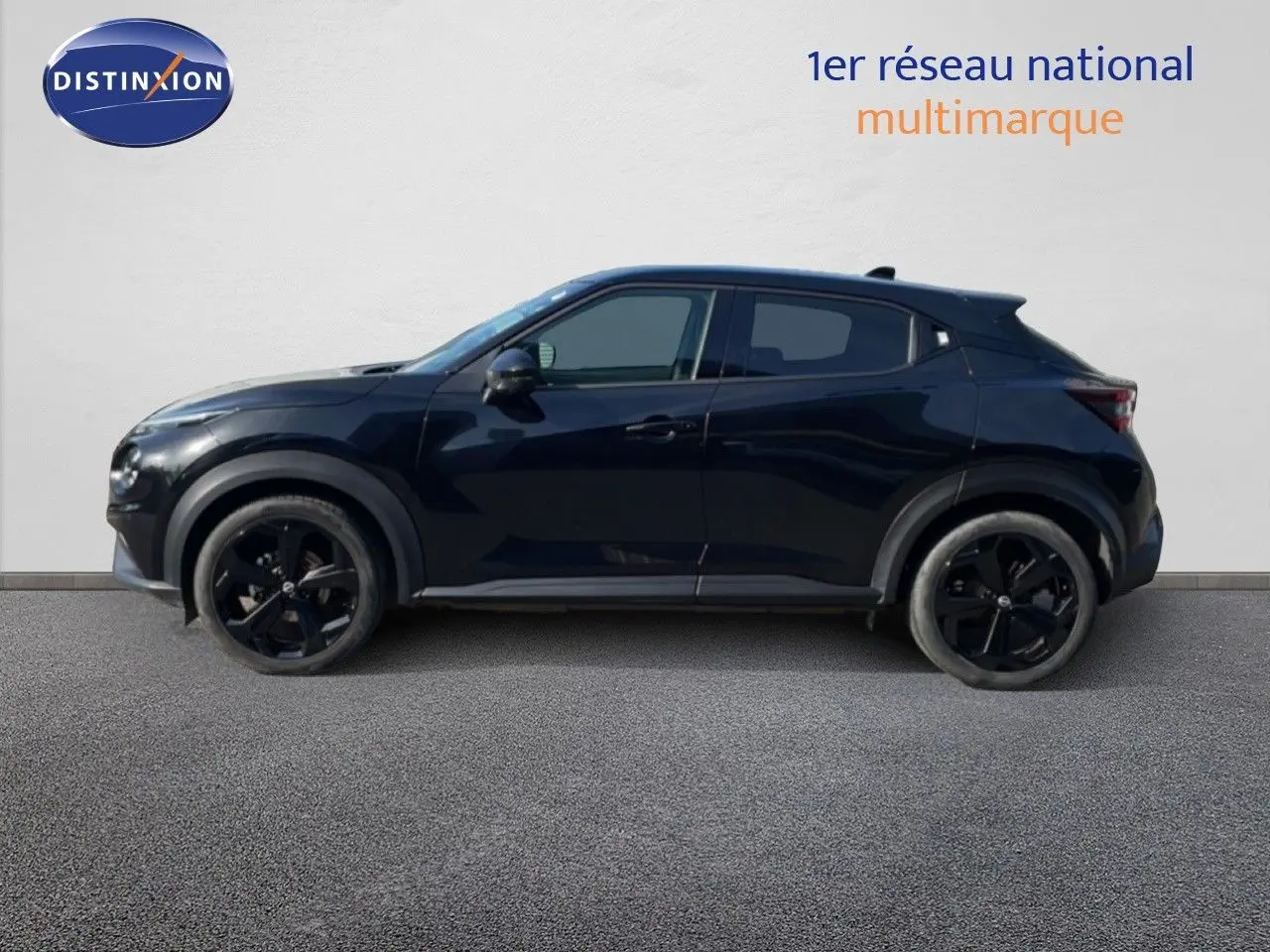 Profil côté gauche du Nissan Juke 2025 noir Kuro Metal avec jantes noires et lignes dynamiques marquées.