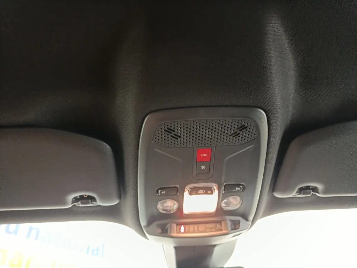 Plafonnier intérieur avec commandes d’éclairage et bouton SOS du Peugeot E-2008 électrique gris clair, vue de dessous.