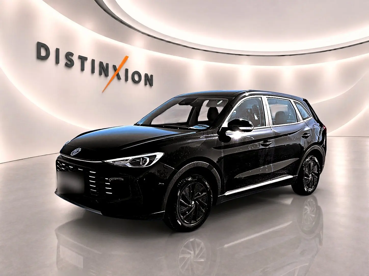 MG ZS 1.5 hybrid noir en 3/4 avant droit, avec jantes noires et calandre distinctive dans un showroom lumineux.