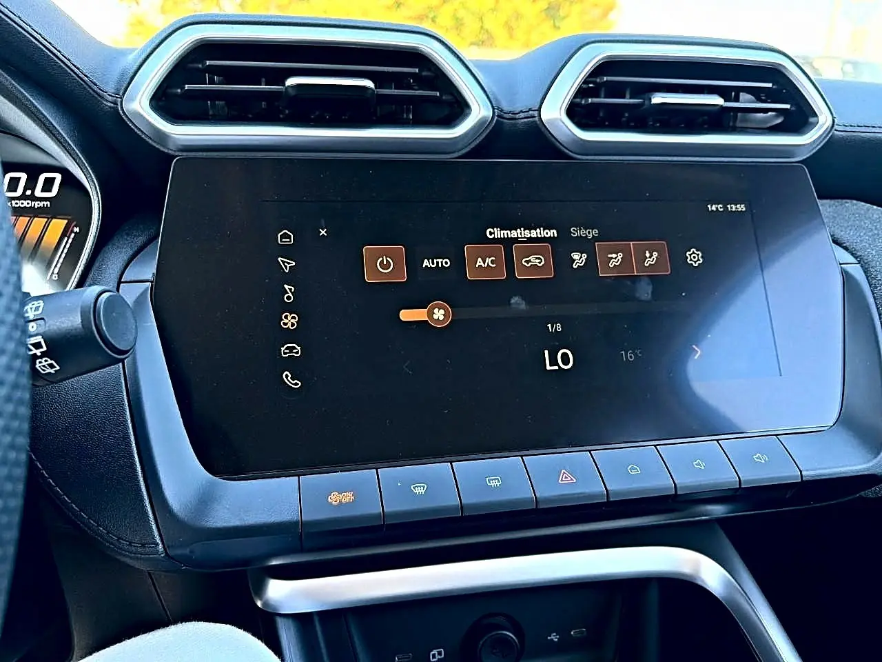 Écran tactile central de la MG Motor ZS 1.5 hybrid 2026, avec commandes de climatisation et aérateurs hexagonaux noirs.