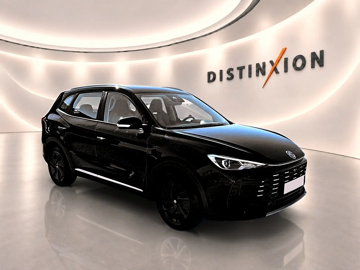 MG ZS 1.5 hybrid noir en 3/4 avant droit dans un showroom lumineux avec logo Distinxion en arrière-plan.