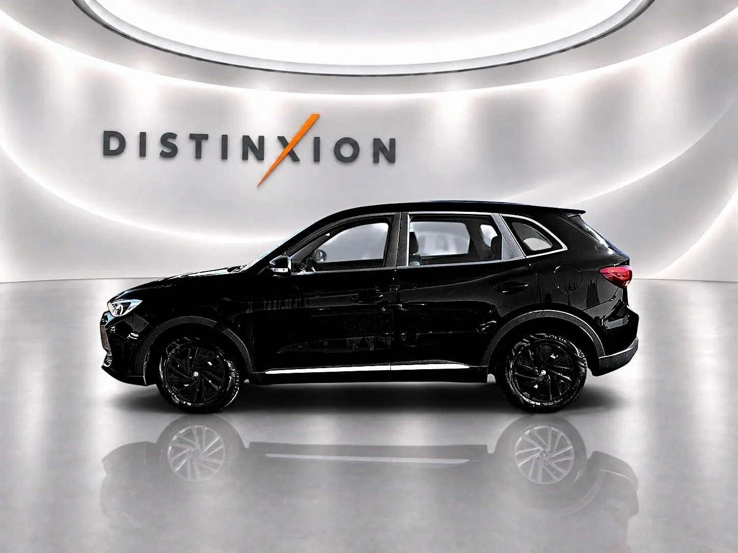 Vue de profil côté gauche du SUV MG ZS 1.5 hybrid noir, dans un showroom lumineux avec logo Distinxion en arrière-plan.