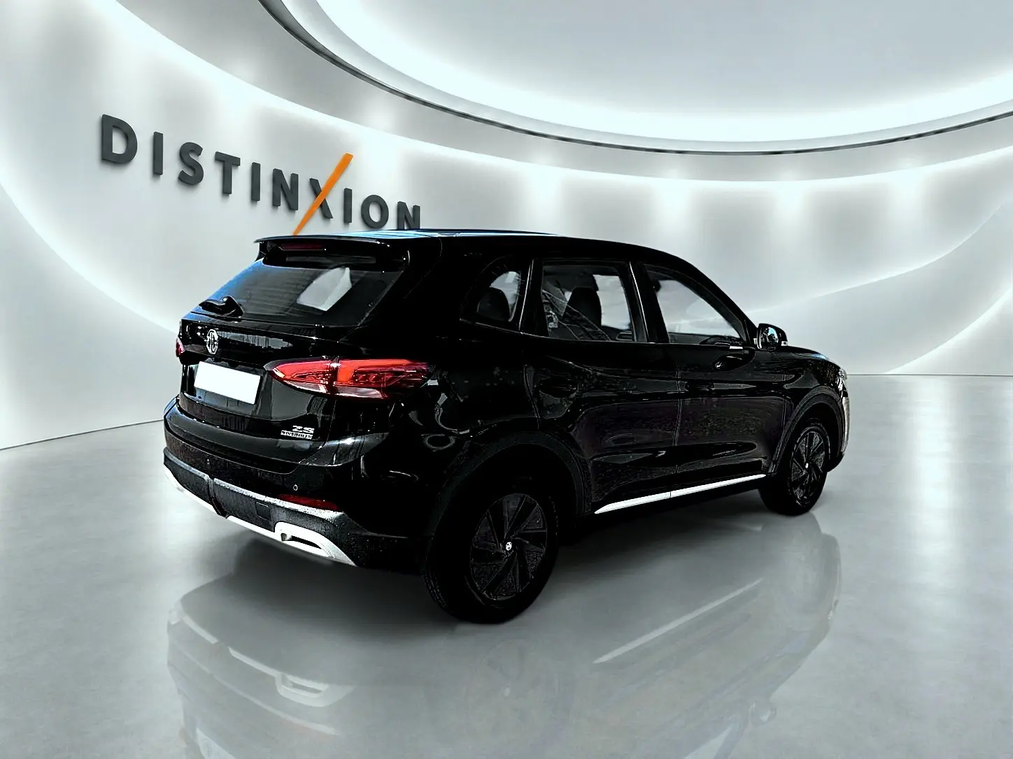 Vue 3/4 arrière droite du SUV noir MG ZS 1.5 hybrid 197 standard avec feux arrière LED et becquet arrière.