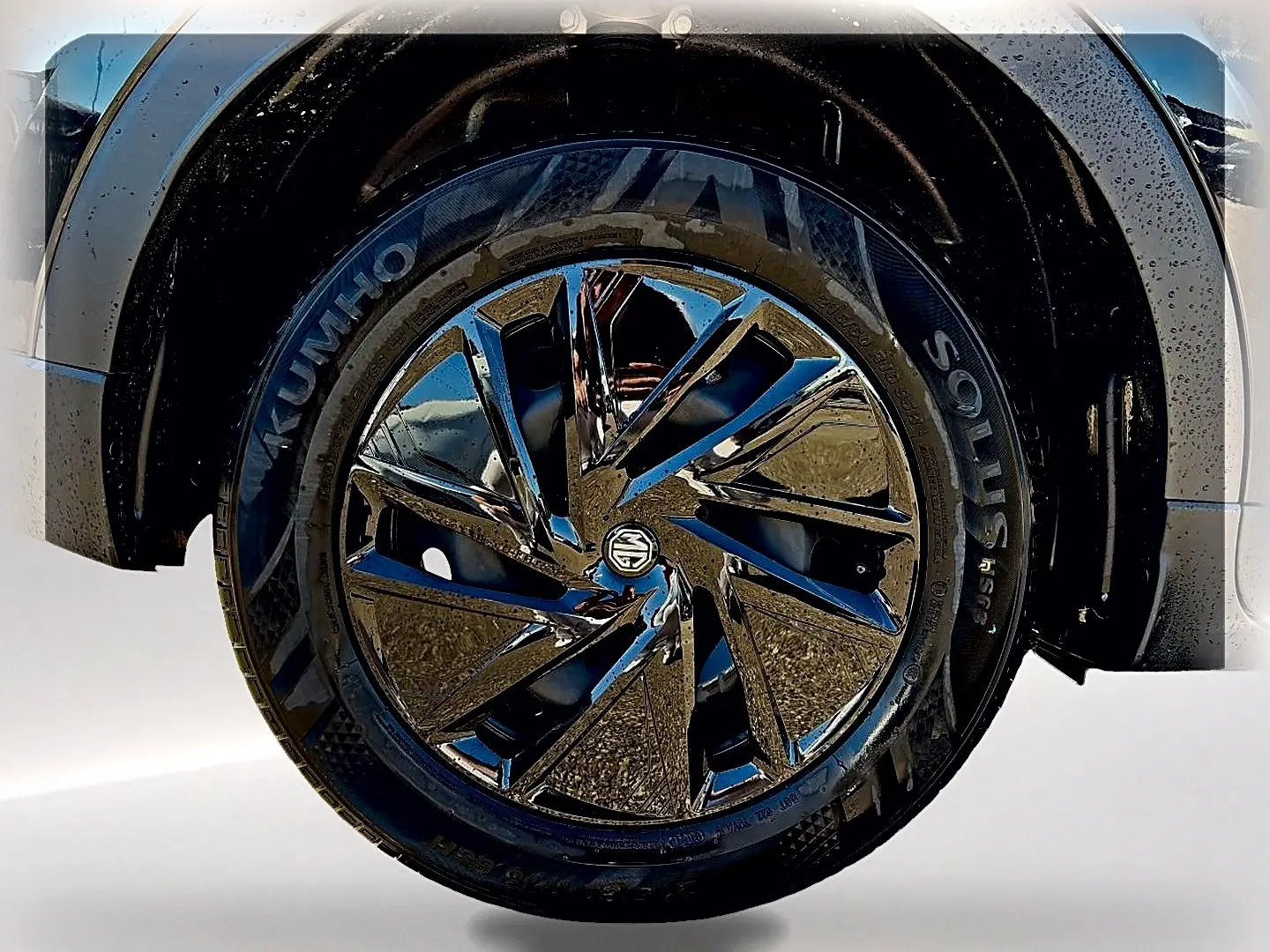 Gros plan sur la roue avant droite du MG ZS noir, mettant en valeur la jante brillante au design moderne.