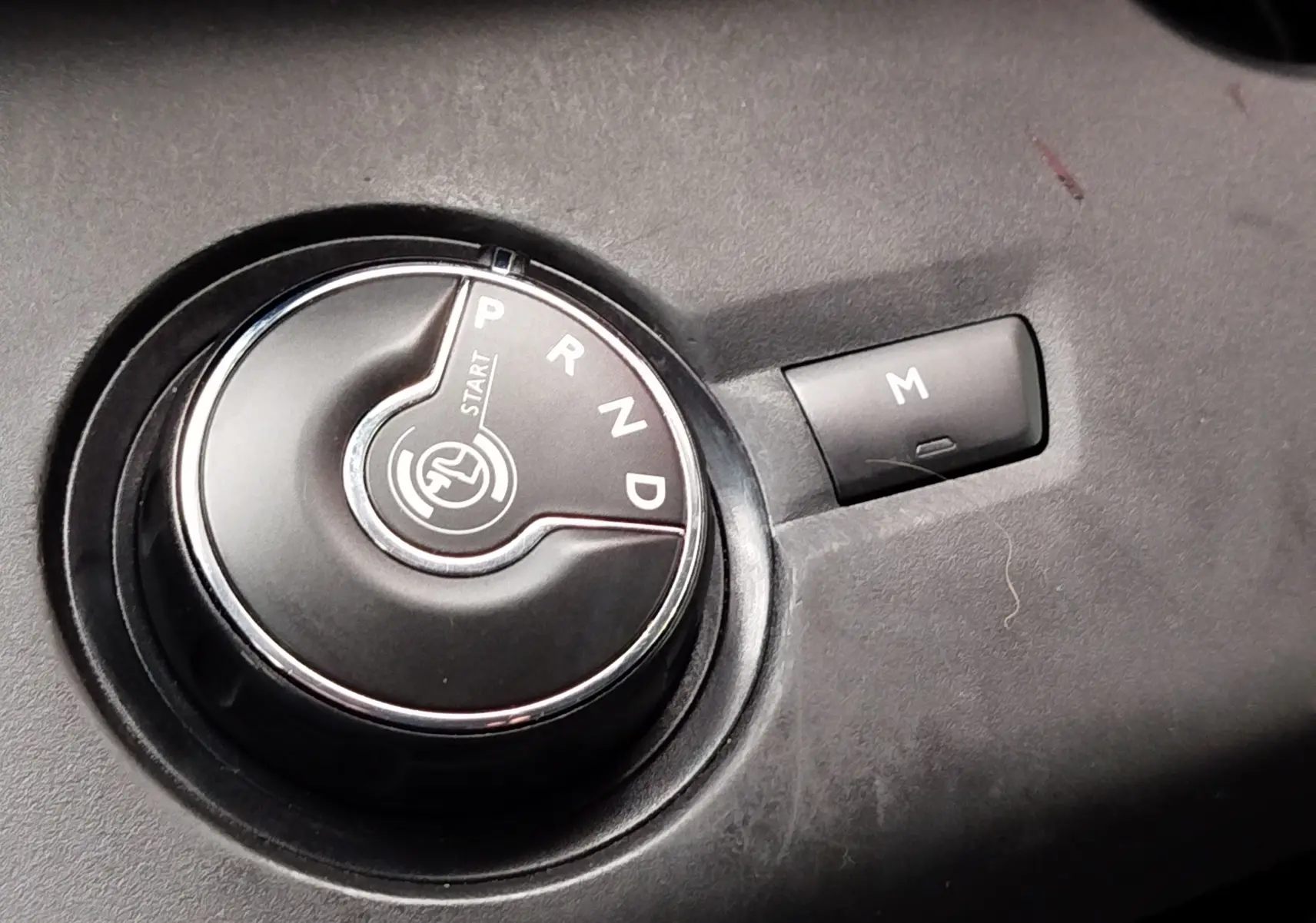 Gros plan sur la molette de sélection de la boîte automatique du Peugeot Partner 2020, finition Asphalt, intérieur gris.