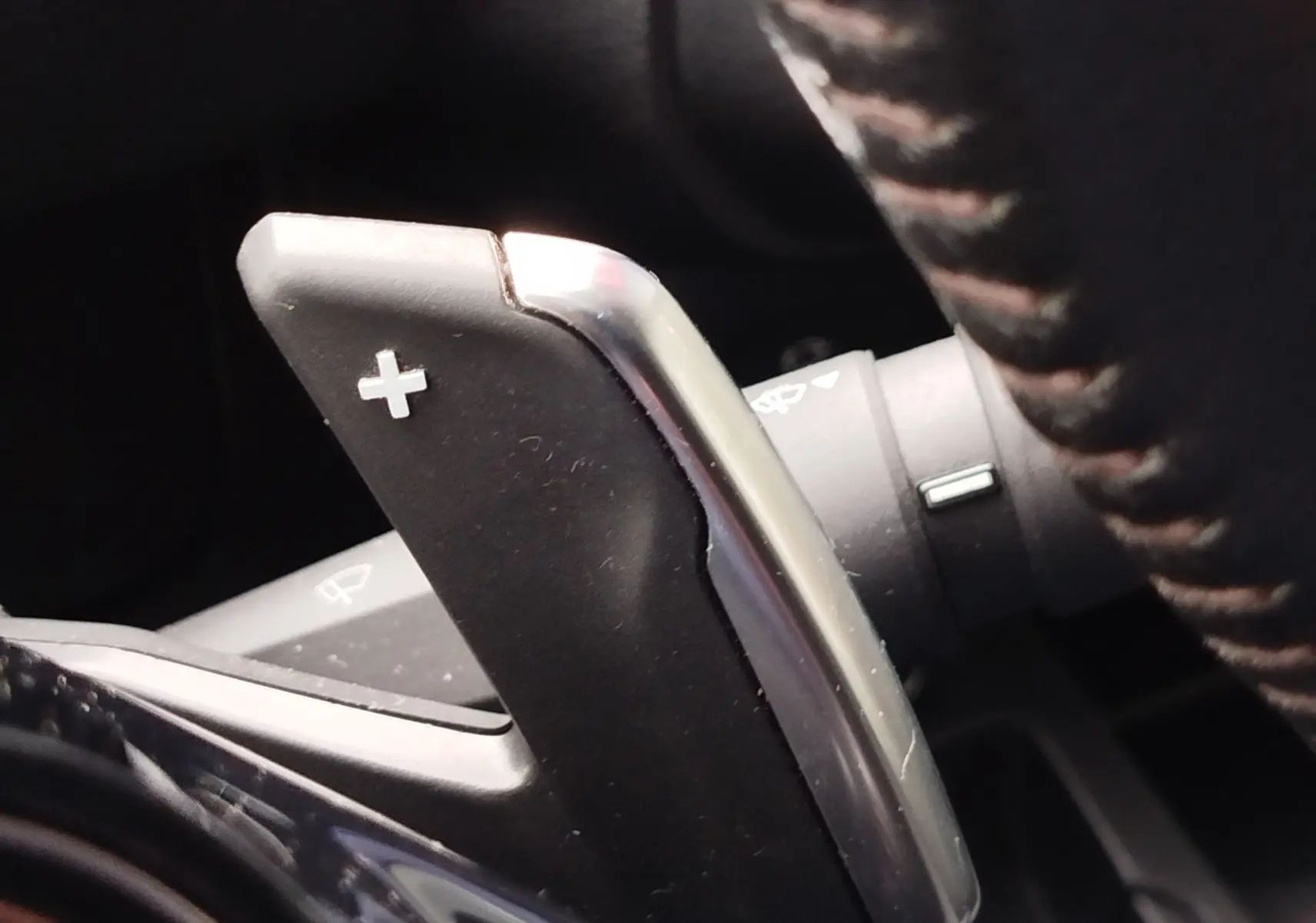 Gros plan sur la palette de changement de vitesse "+" côté droit du volant du Peugeot Partner gris foncé 2020.