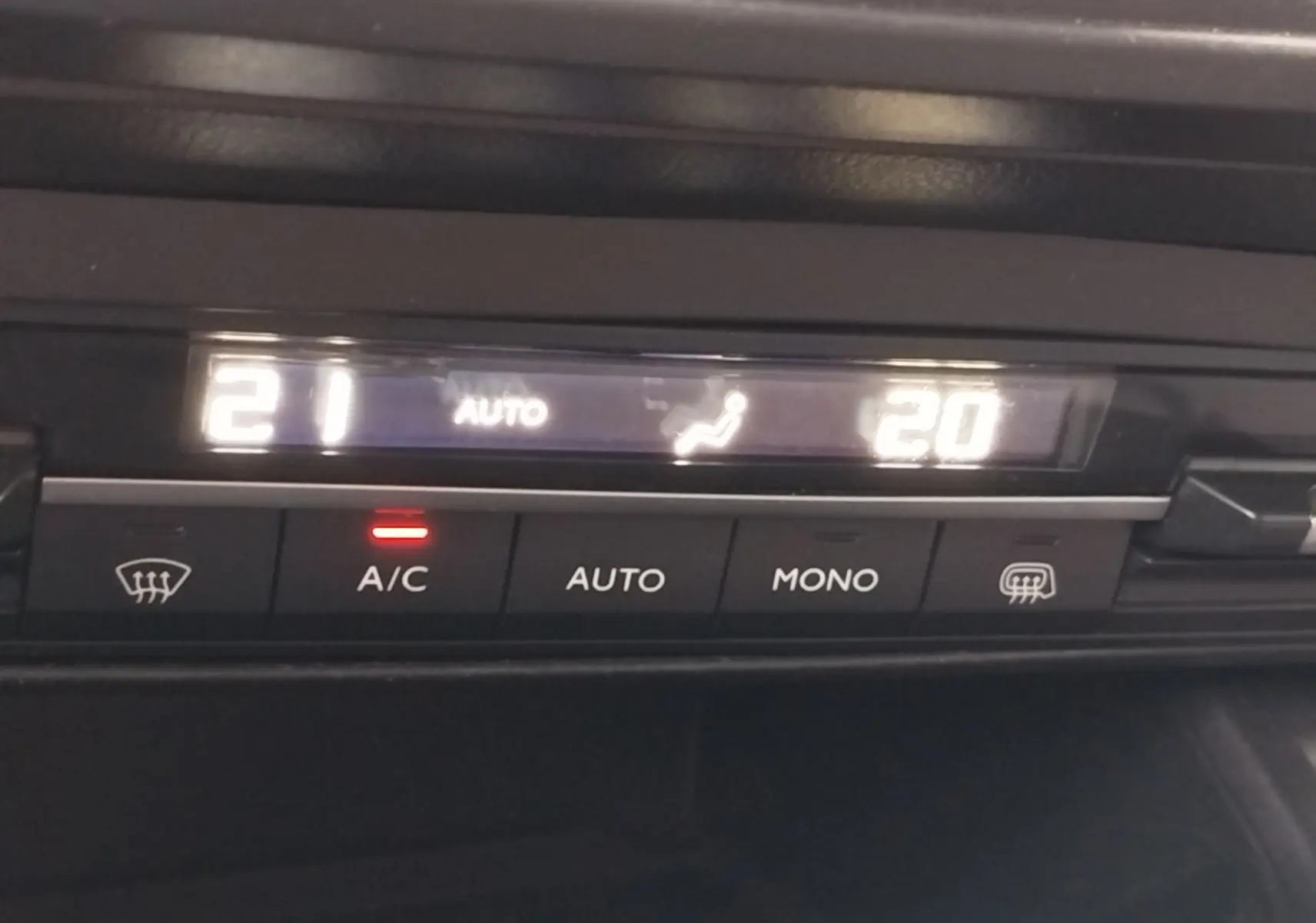 Affichage numérique de la climatisation automatique avec réglage bi-zone à 21°C côté gauche et 20°C côté droit dans un Peugeot Partner gris.