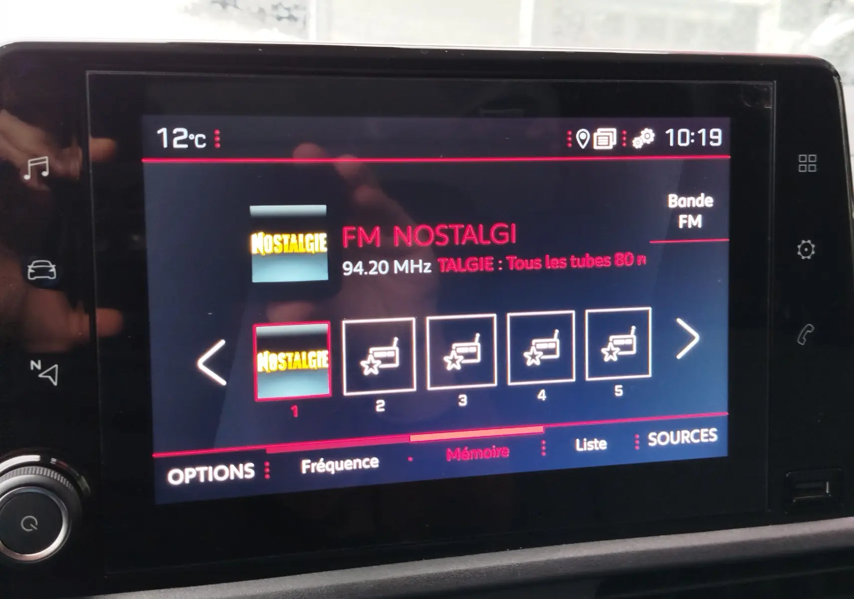 Écran tactile central du Peugeot Partner 2020 affichant la radio FM Nostalgie à 94,20 MHz, avec interface en mode mémoire.