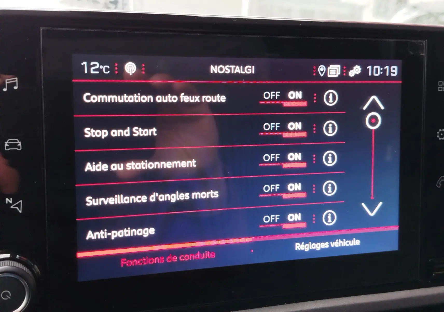 Écran tactile intérieur du Peugeot Partner 2020 montrant les réglages des aides à la conduite activées.