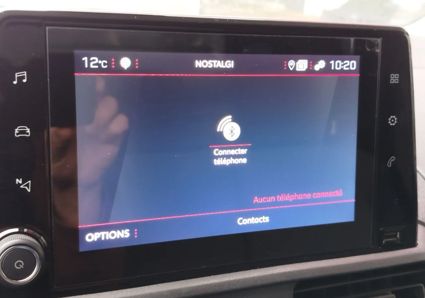 Écran tactile central du tableau de bord du Peugeot Partner 2020 affichant la connexion Bluetooth et la température extérieure à 12°C.