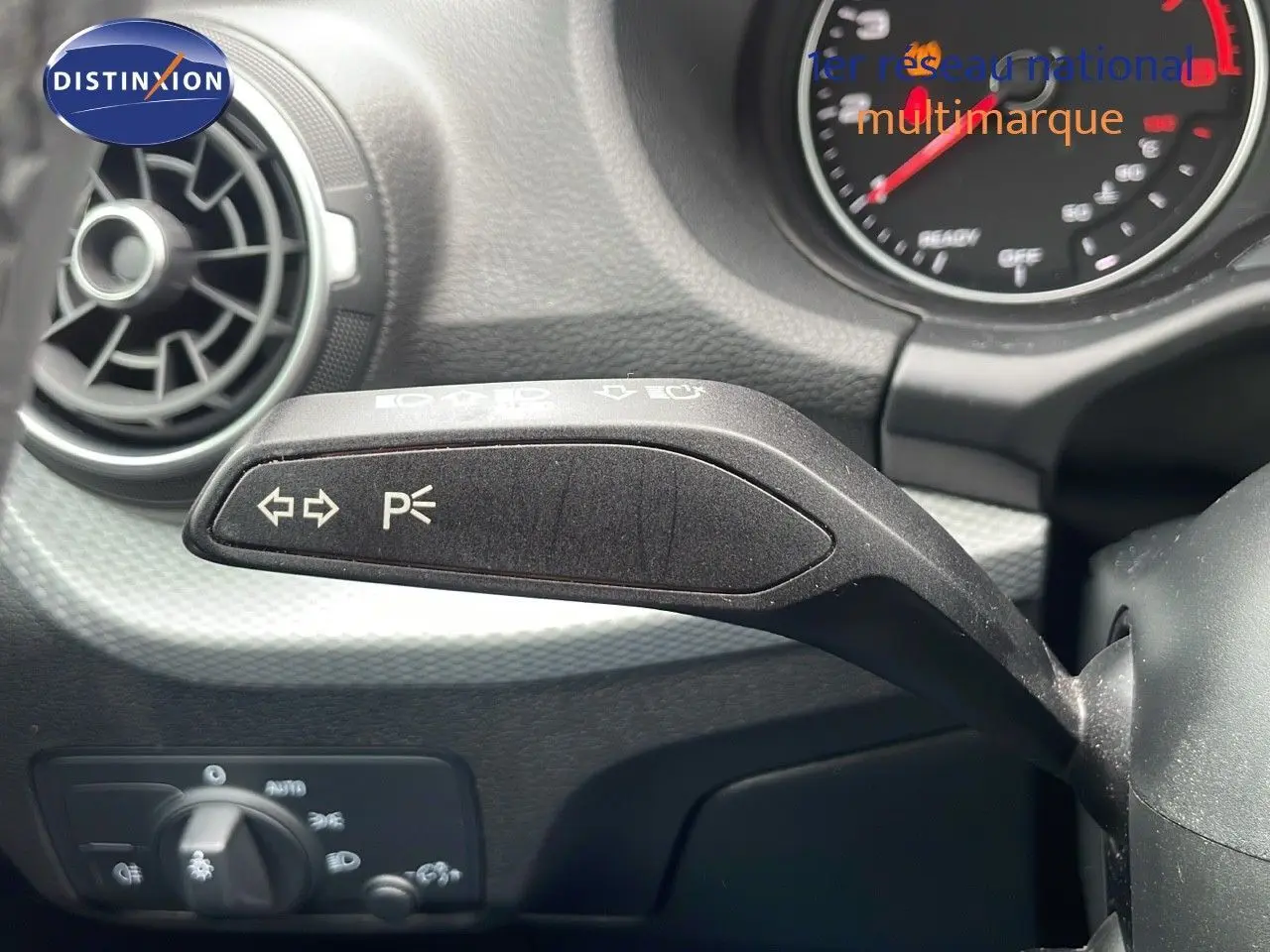 Le levier de clignotant noir du tableau de bord de l'Audi Q2 35 TFSI S-Line 2023 en gros plan.