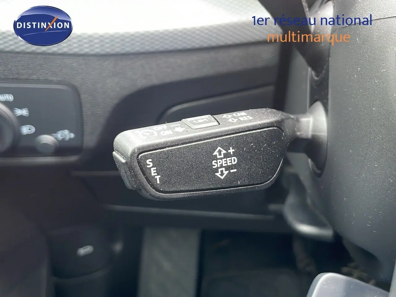 Gros plan sur le levier de régulateur de vitesse dans l'habitacle d'un Audi Q2 noir mito metal 2023.