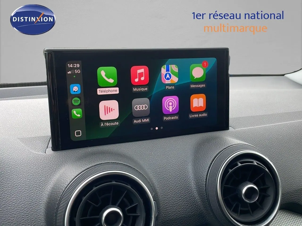 Écran tactile central avec interface Apple CarPlay sur tableau de bord gris d’Audi Q2 noir Mito Metal 2023.