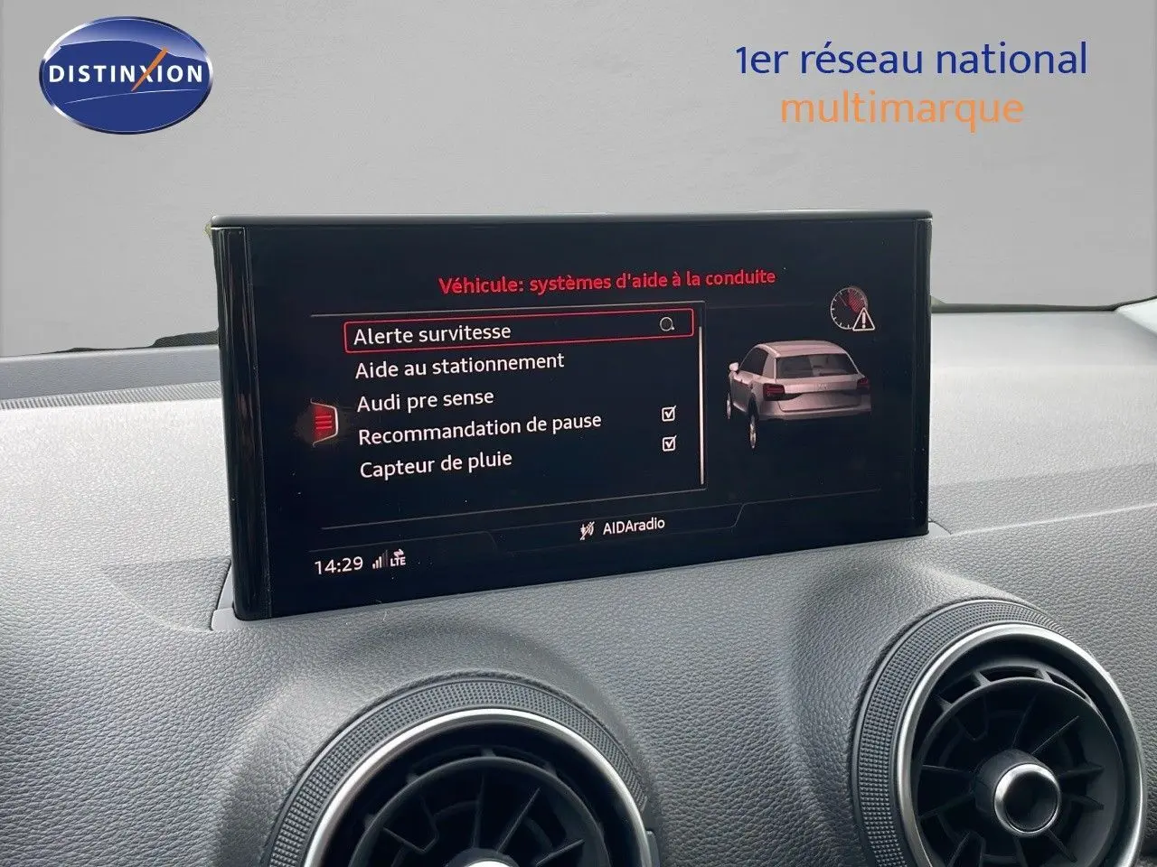 Écran central affichant les aides à la conduite de l'Audi Q2 35 TFSI noir mito metal, vue intérieure du tableau de bord.