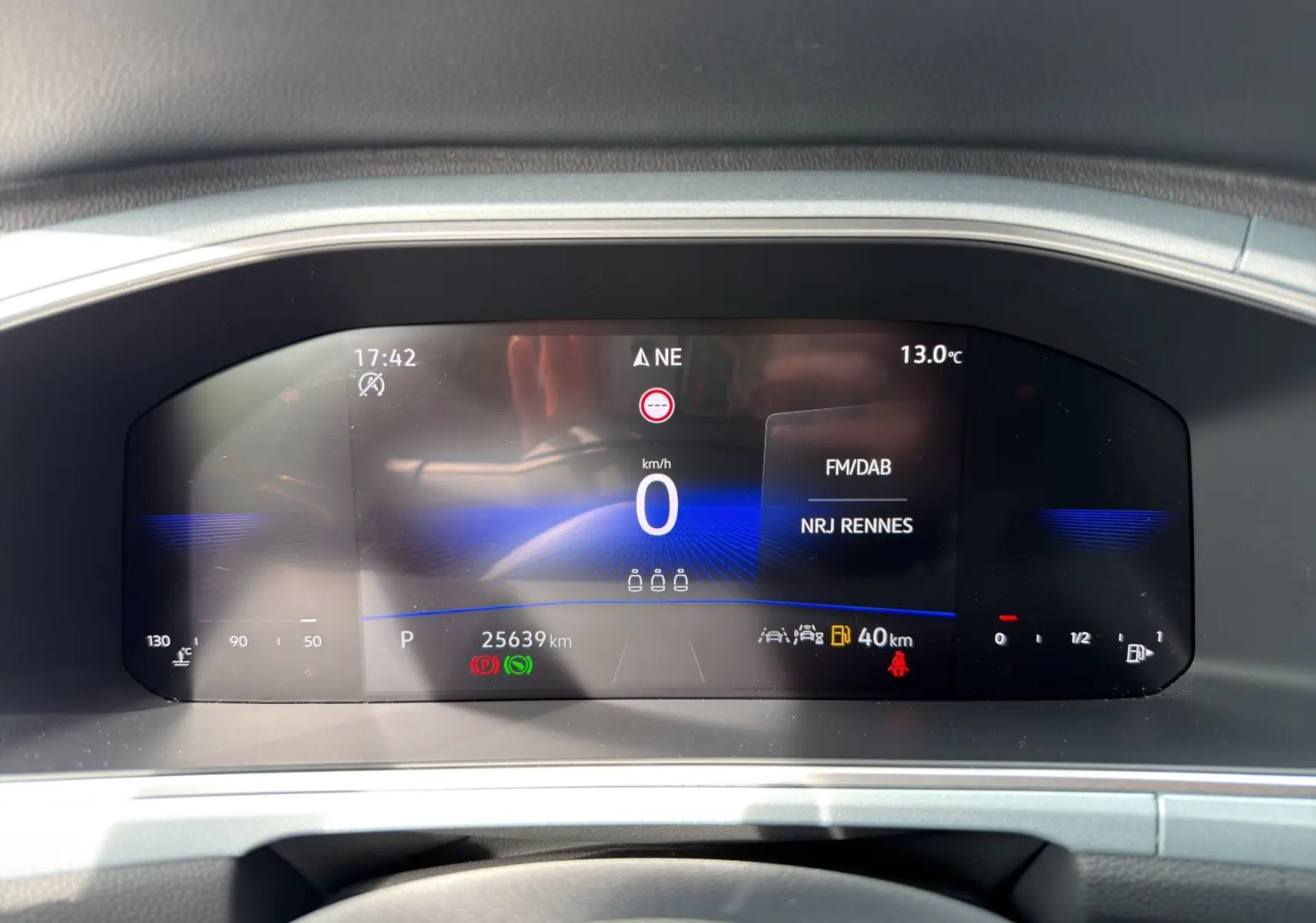 Tableau de bord numérique du Volkswagen T-Roc 2.0 TDI 2025 affichant vitesse, température et radio NRJ Rennes.