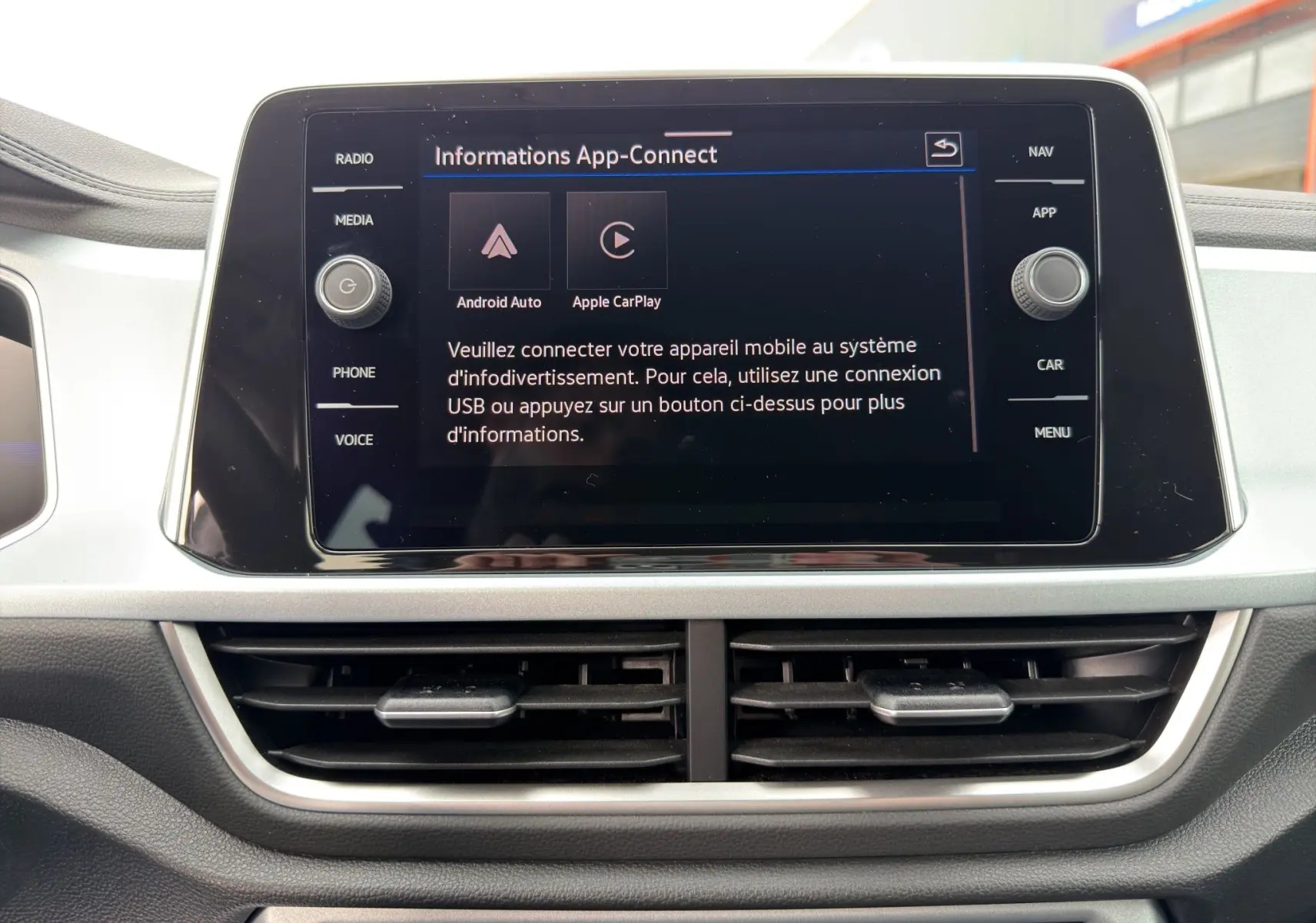 Écran tactile central du Volkswagen T-Roc 2025 affichant la connexion Android Auto et Apple CarPlay, vue frontale intérieure.
