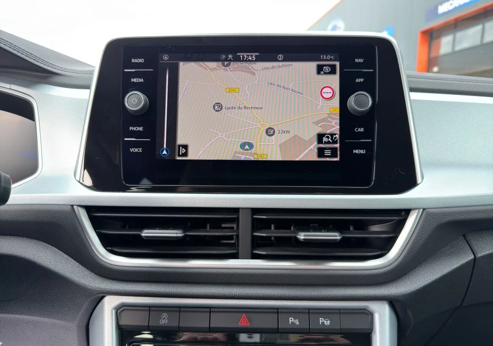 Écran tactile central du tableau de bord du Volkswagen T-Roc 2025 affichant la navigation GPS.