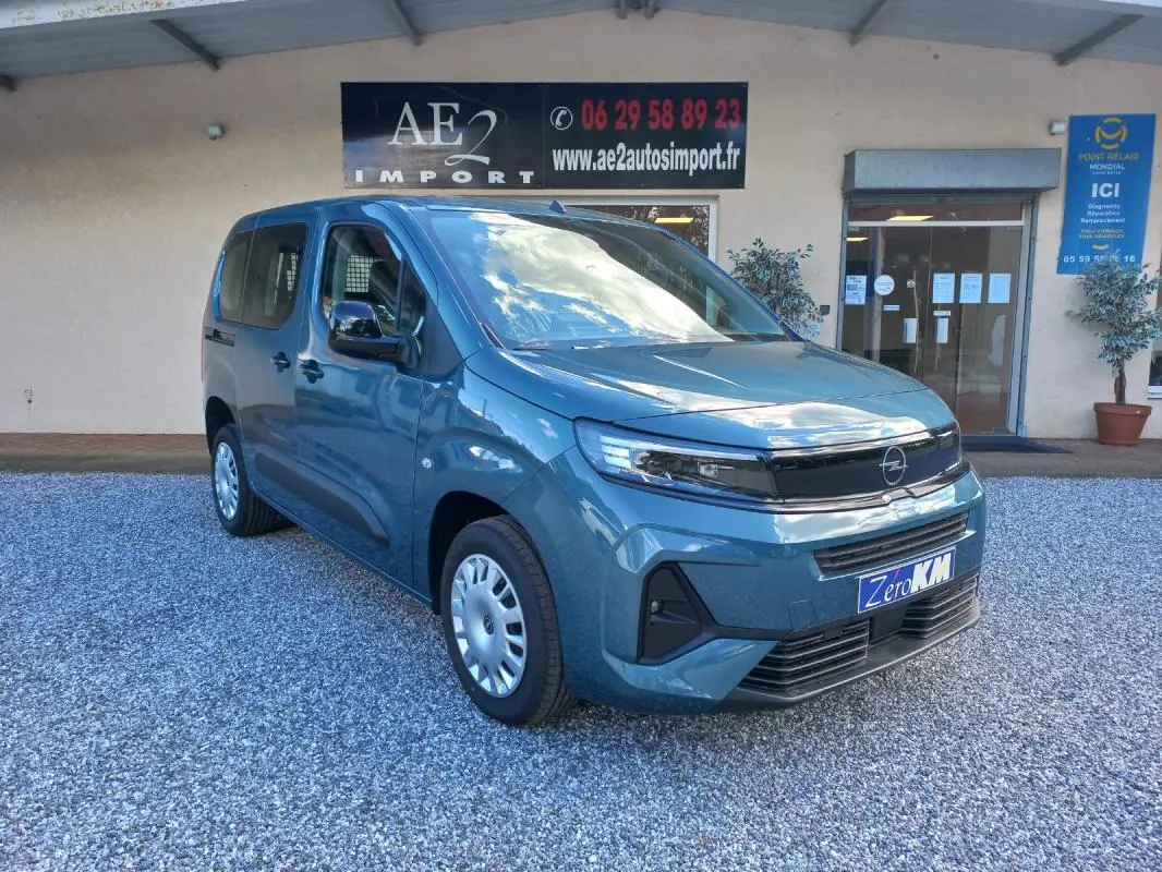 Opel Combo Life bleu 2025 en 3/4 avant droit, avec calandre noire et jantes acier argentées visibles.