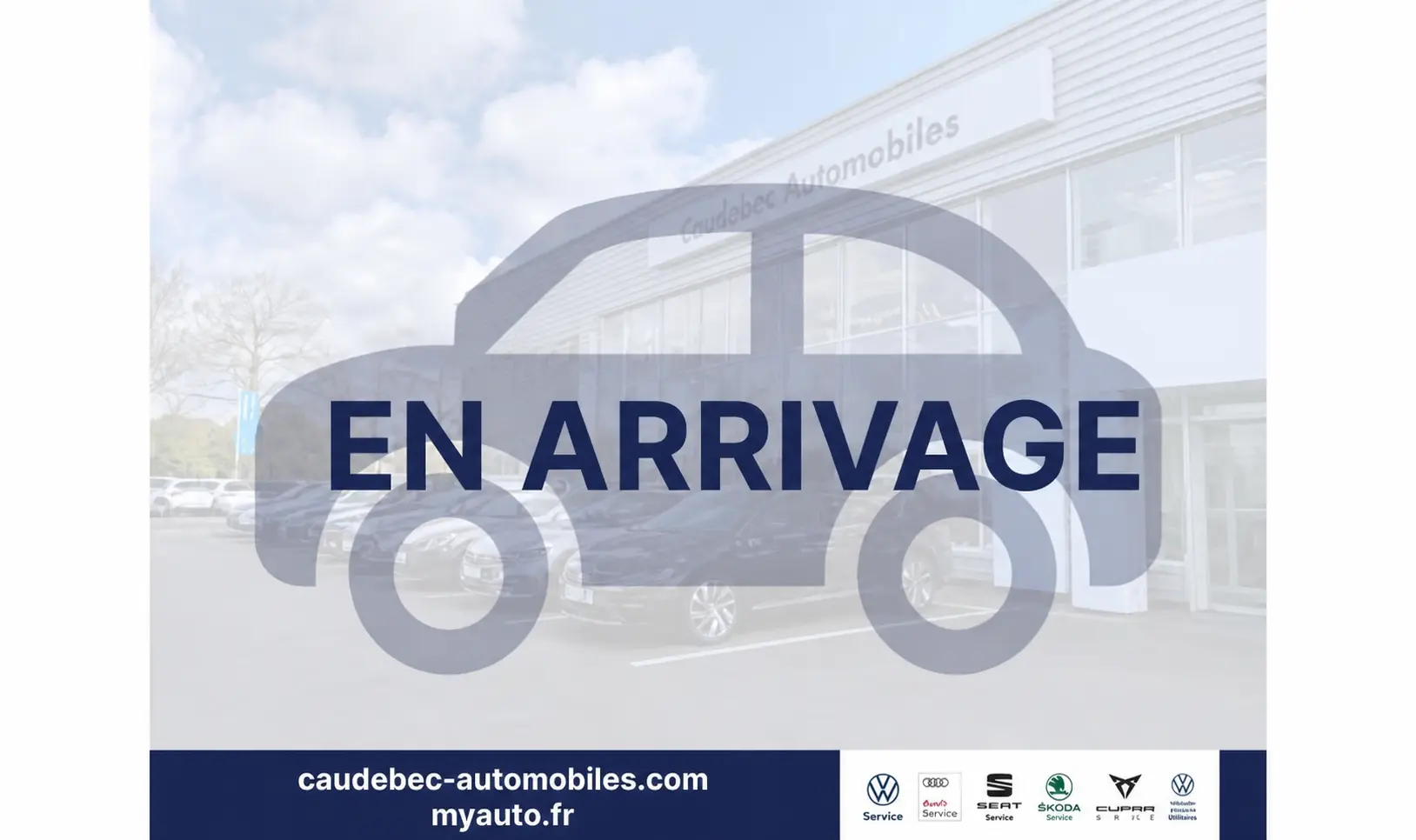 Vue 3/4 avant d’un Volkswagen Touran gris stationné devant un bâtiment de concession automobile.