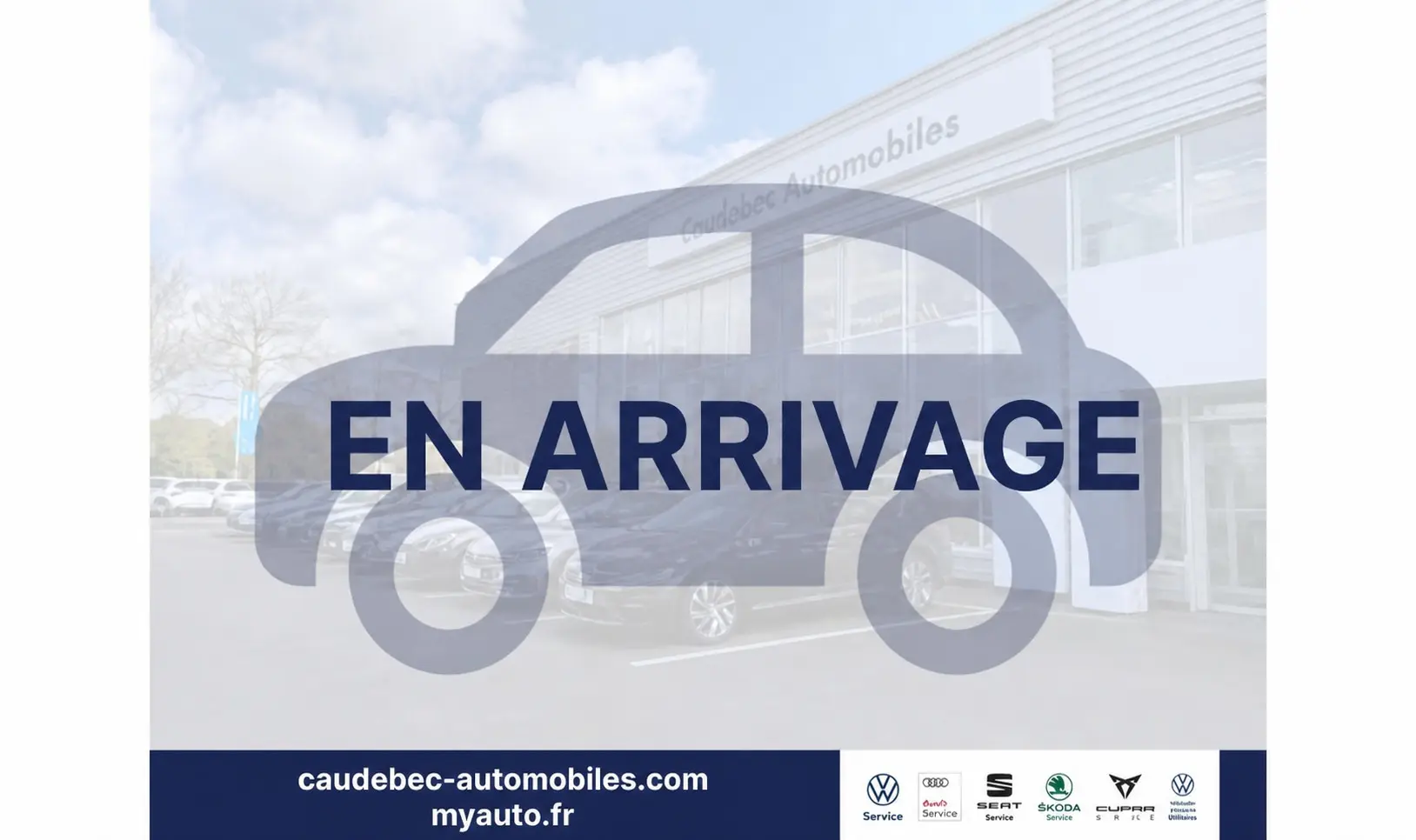 Vue de profil droit du Volkswagen Touran gris 2025, avec attelage rabattable visible à l'arrière.
