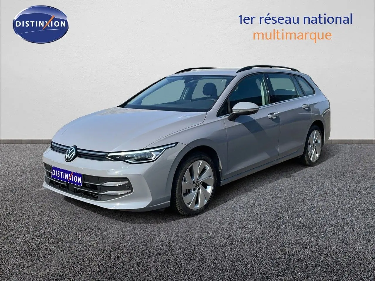 Volkswagen Golf SW VIII gris lunaire métal vue 3/4 avant droit, avec jantes alliage et toit ouvrant.