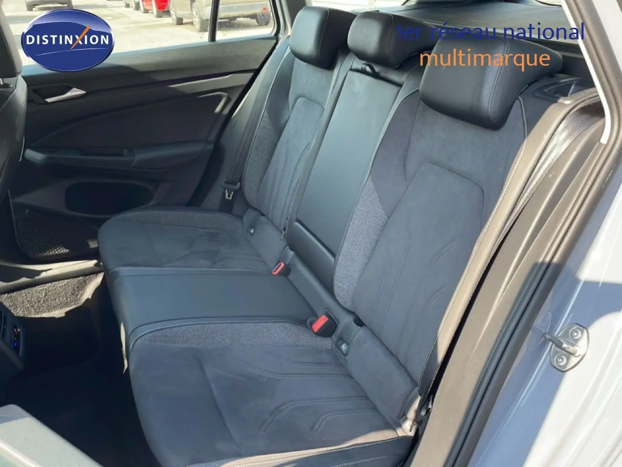 Vue intérieure côté droit des sièges arrière en tissu et cuir gris d'une Volkswagen Golf SW VIII 2024.