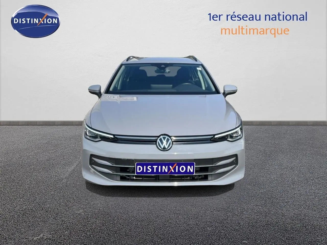 Vue avant d'une Volkswagen Golf SW VIII gris lunaire métallisé, avec calandre et phares LED distinctifs.