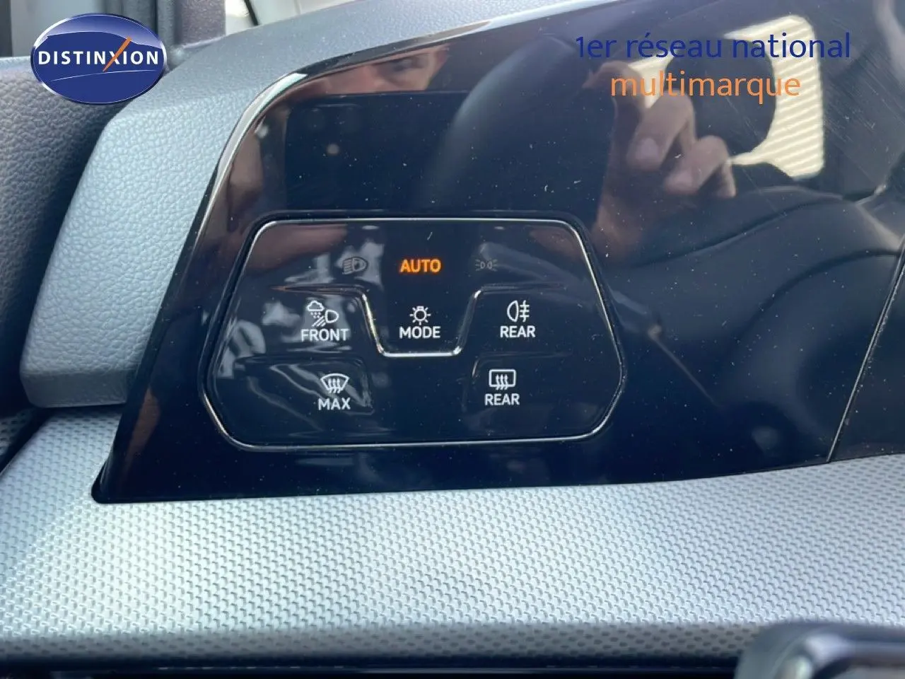 Panneau de commande des feux et essuie-glaces sur tableau de bord noir brillant d’une Volkswagen Golf SW gris lunaire.