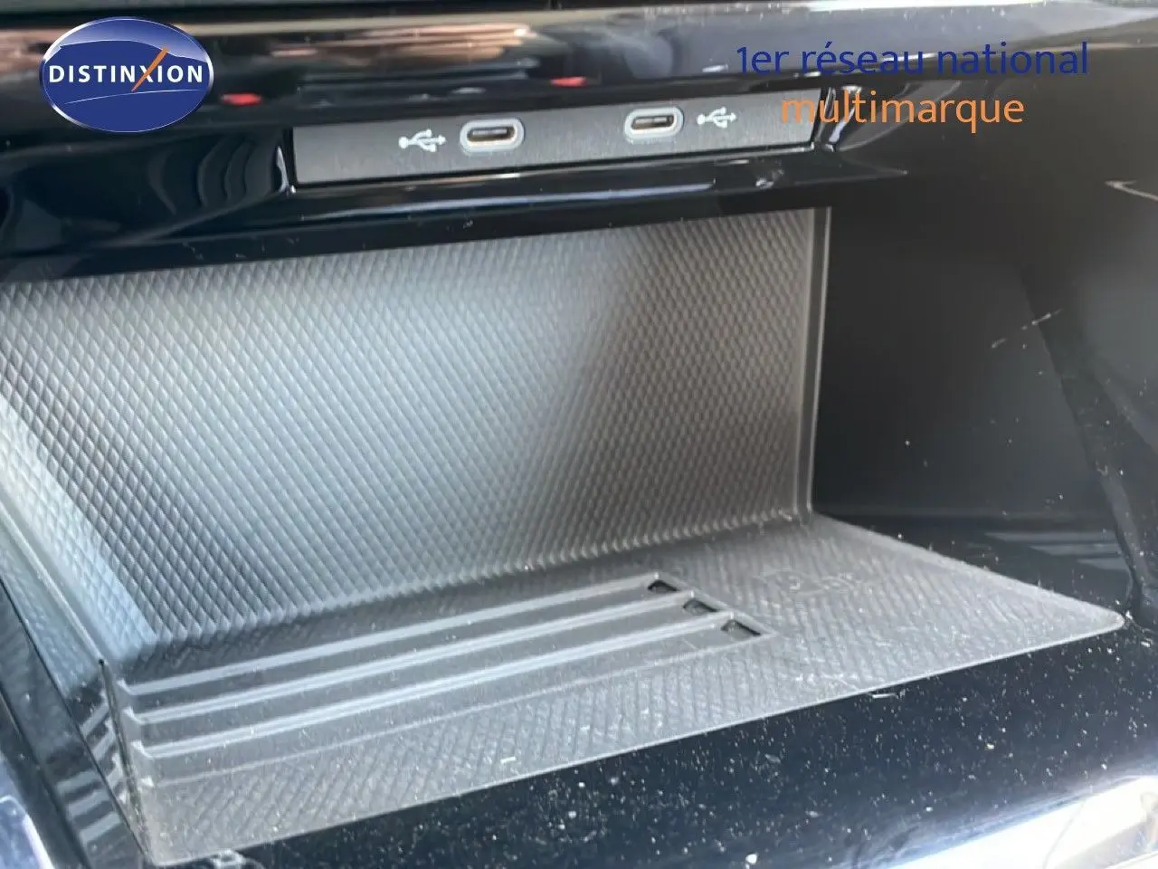 Gros plan sur la console centrale grise lunaire métal du Volkswagen Golf SW VIII, avec ports USB visibles en haut.