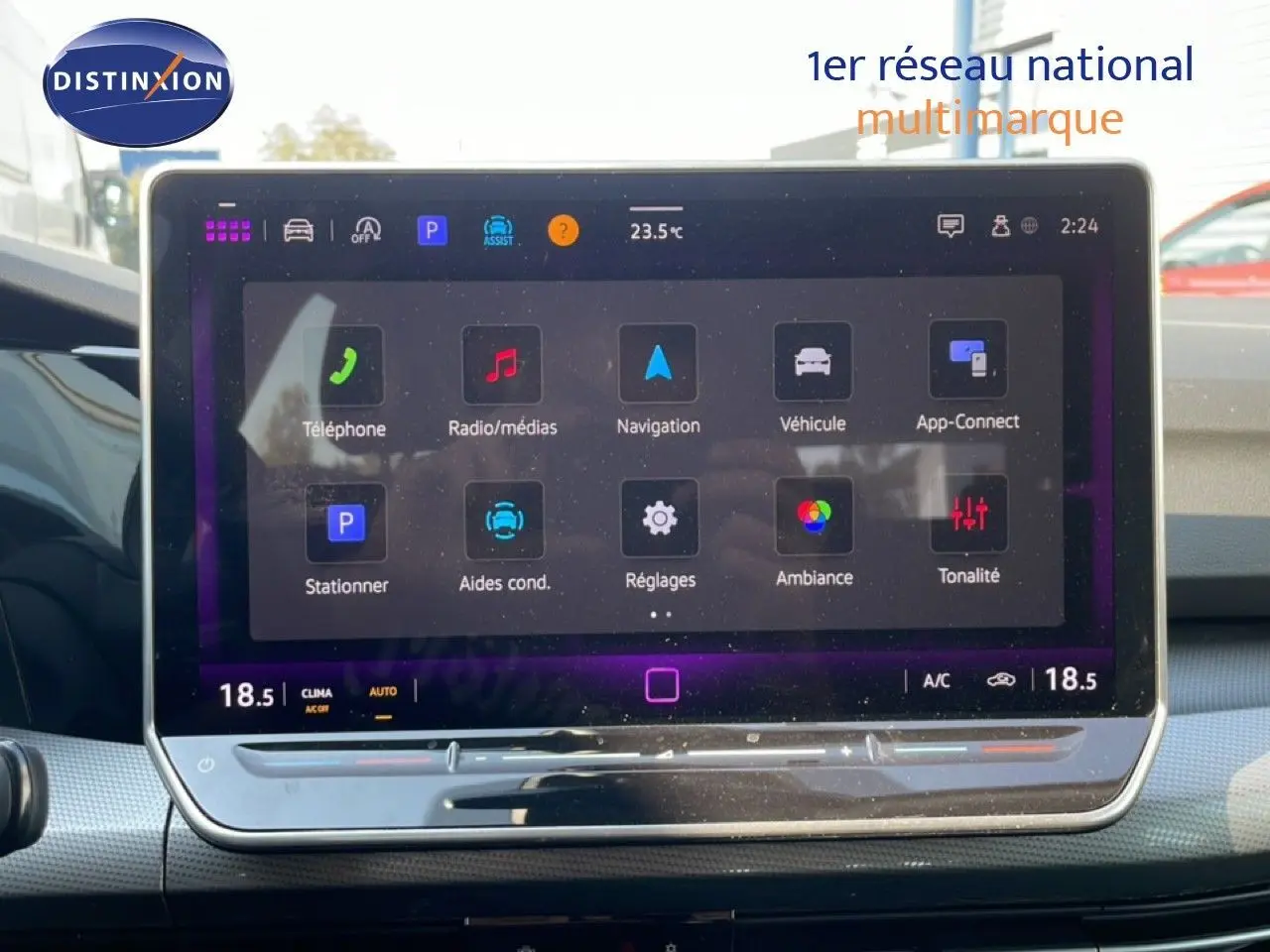 Écran tactile central de la Volkswagen Golf SW VIII 2024, affichant les menus multimédias et réglages, intérieur gris noir.