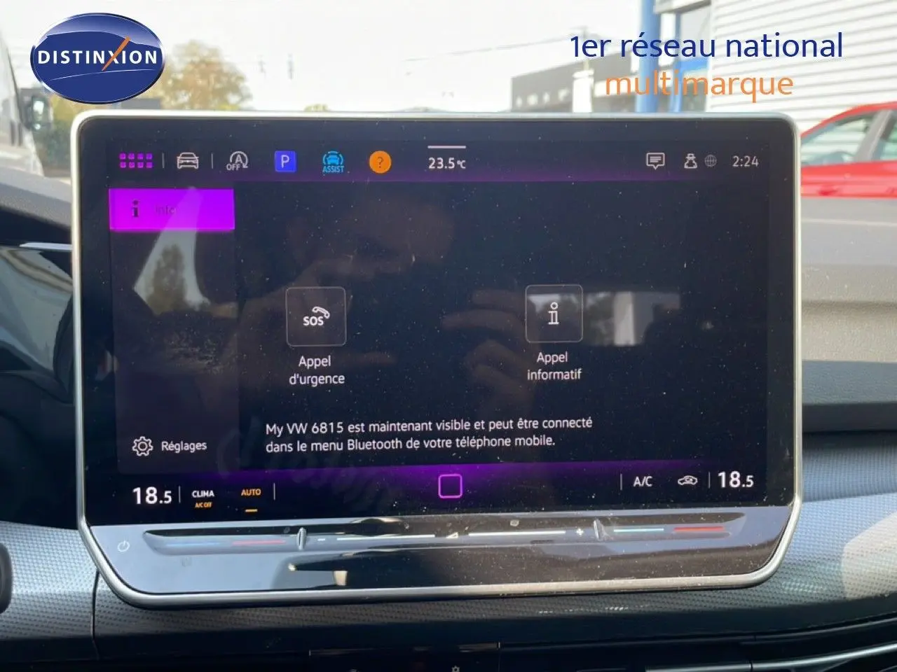 Écran tactile central du tableau de bord d’une Volkswagen Golf SW gris lunaire, affichant les options d’appel d’urgence et informatif.