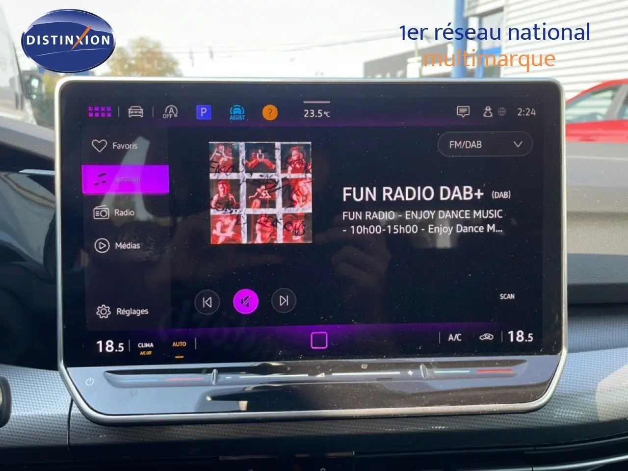 Vue intérieure centrée sur l'écran tactile multimédia de la Volkswagen Golf SW VIII gris lunaire, affichant la radio DAB+ Fun Radio.