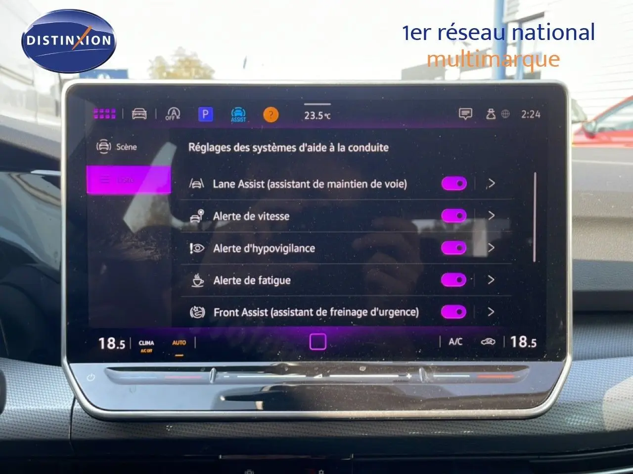 Écran tactile central affichant les réglages d’aide à la conduite dans une Volkswagen Golf SW VIII 2024, intérieur gris.