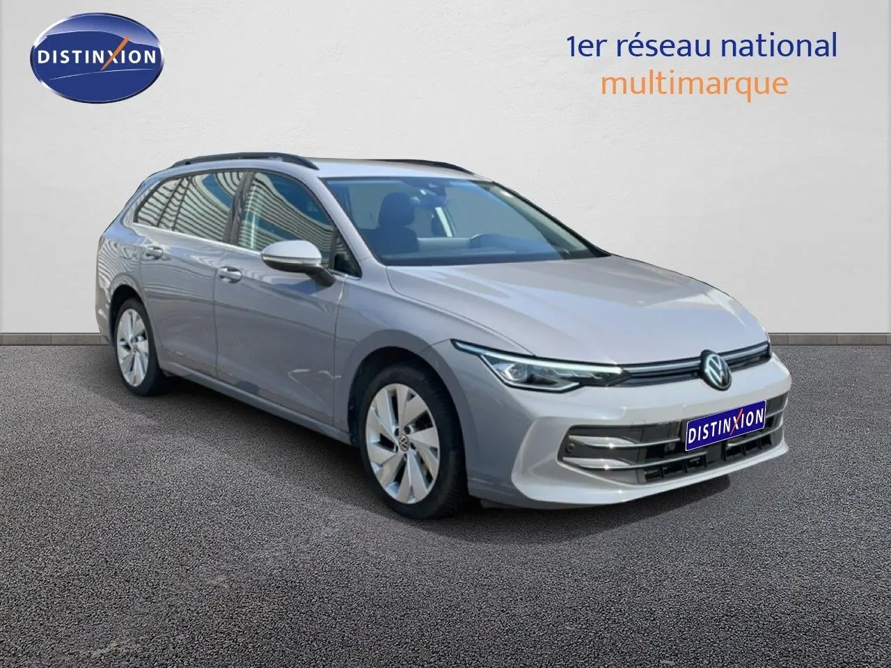 Volkswagen Golf SW VIII gris lunaire métal vue 3/4 avant droit sur fond neutre avec jantes alliage.
