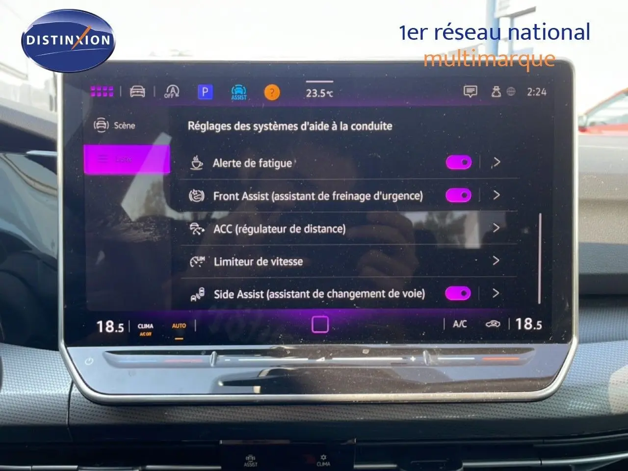 Écran tactile central affichant les réglages d'aide à la conduite dans une Volkswagen Golf SW gris lunaire, vue intérieure.